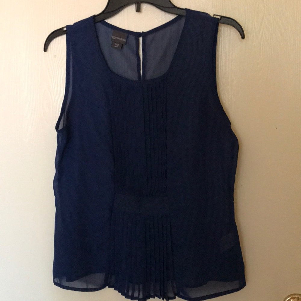 Very pretty blouse. It’s in very good condition.